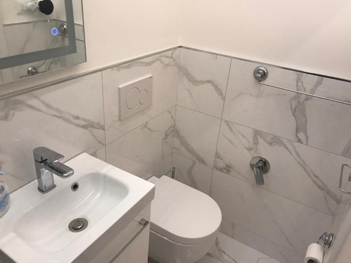 Tra Le Torri B&B - Ampia Stanza Privata In Appartamento Con Bagno Privato Accessibile Da Corridoio Bolonha Exterior foto